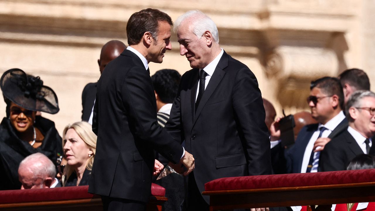 Macron saludando al presidente de Armenia