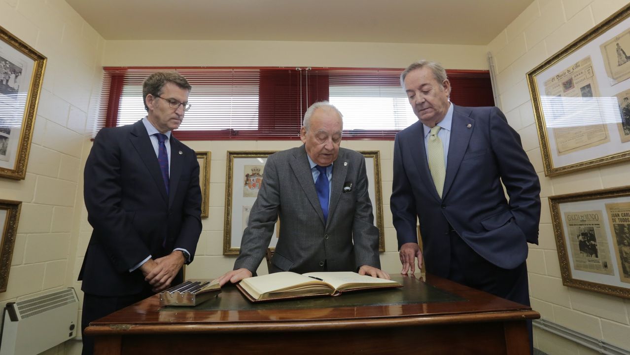 Justo Beramendi, a punto de firmar en el Libro de Oro de La Voz de Galicia, recibe el saludo del editor y presidente de La Voz de Galicia, Santiago Rey Fernández-Latorre en presencia del Presidente de la Xunta, Alberto Núñez Feijoo
