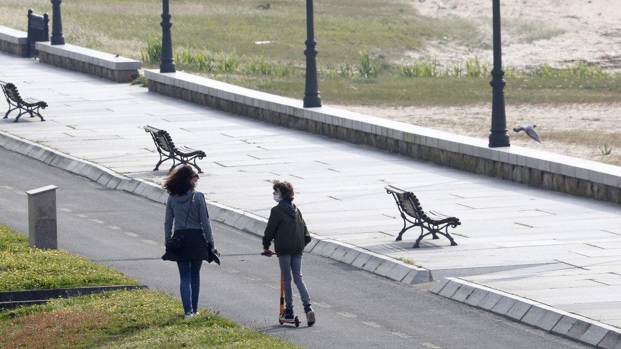 El primer paseo de los niños de Barbanza, en imágenes.Los viandantes regresaron al paseo de Coroso