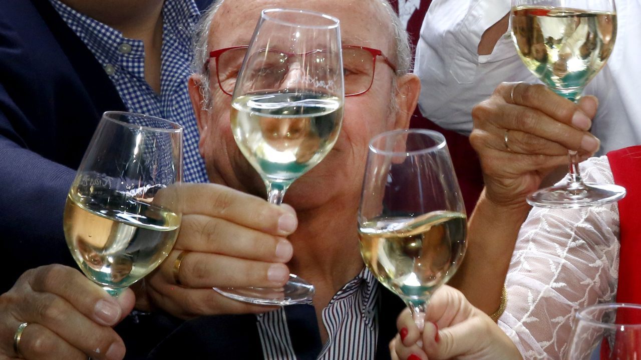Brindis de la Festa do Albariño con su pregonero, Manso, tras las copas