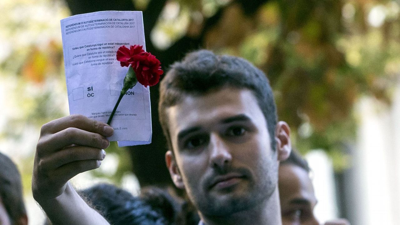 .Un grupo de jóvenes manifestantes ante la consellería de Exteriores