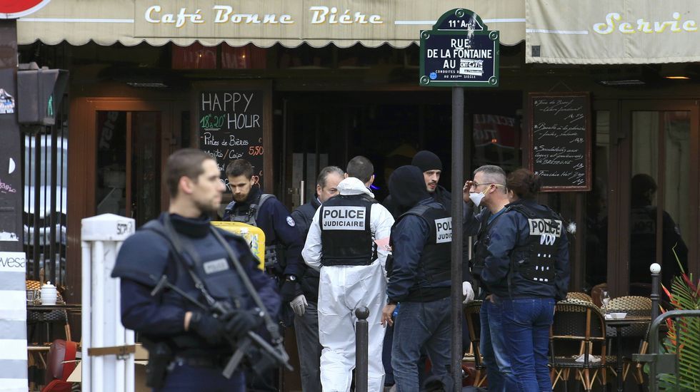 Abrigos abandonados en la calle al lado del Comptoir Voltaire cafe