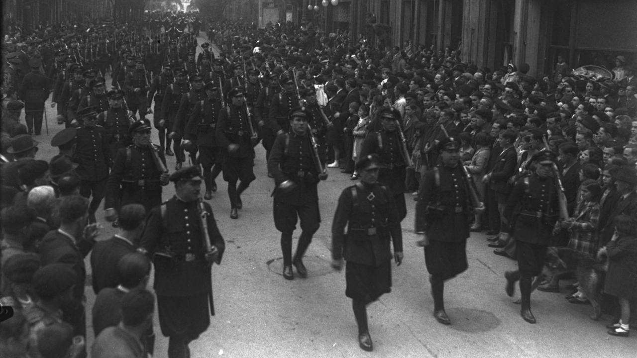 Esta fotografía también es del desfile de tropas, en concreto la sección de Asalto, de  la fiesta de la República del  14 de abril de 1934 y fue tomada por Constantino Suárez