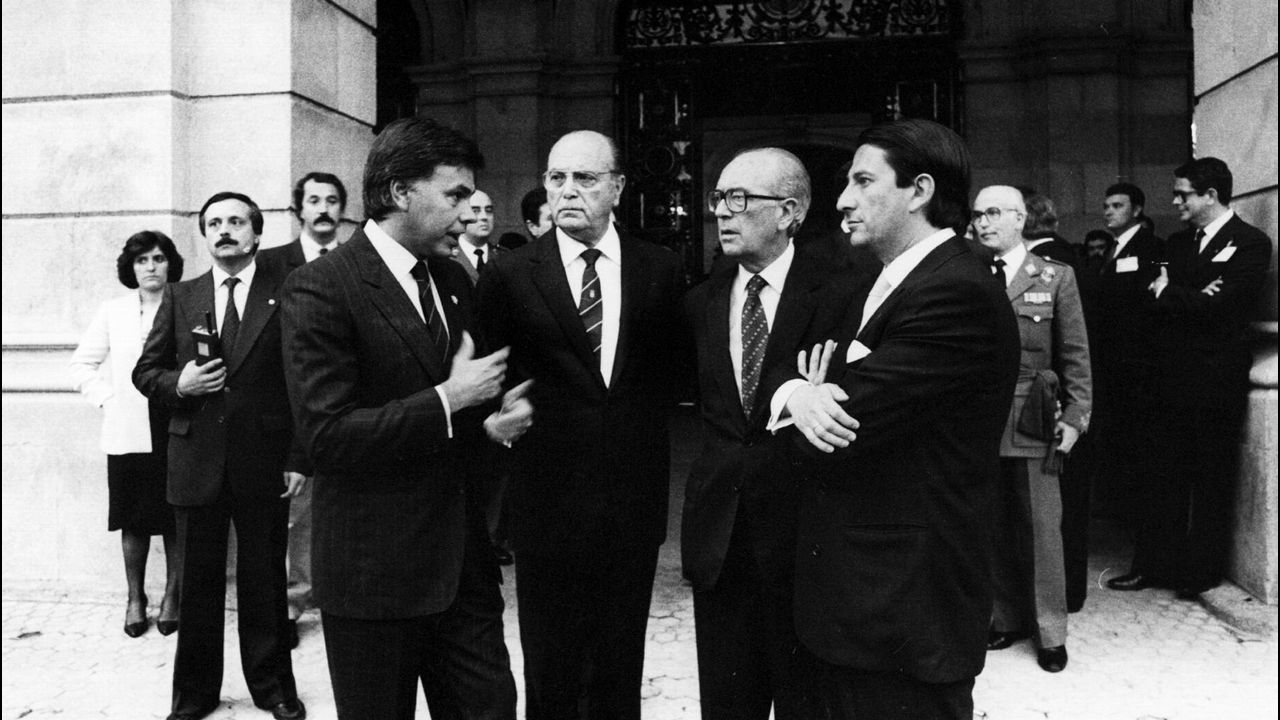 Felipe González, presidente del Gobierno, Fernandez Albor, presidente de la Xunta, Domingo García Sabell, delegado del Gobierno y Francisco Vázquez, alcalde de A Coruña, charlan a la entrada del ayuntamiento de A Coruña durante la celebración del día de las Fuerzas Armadas en 1985