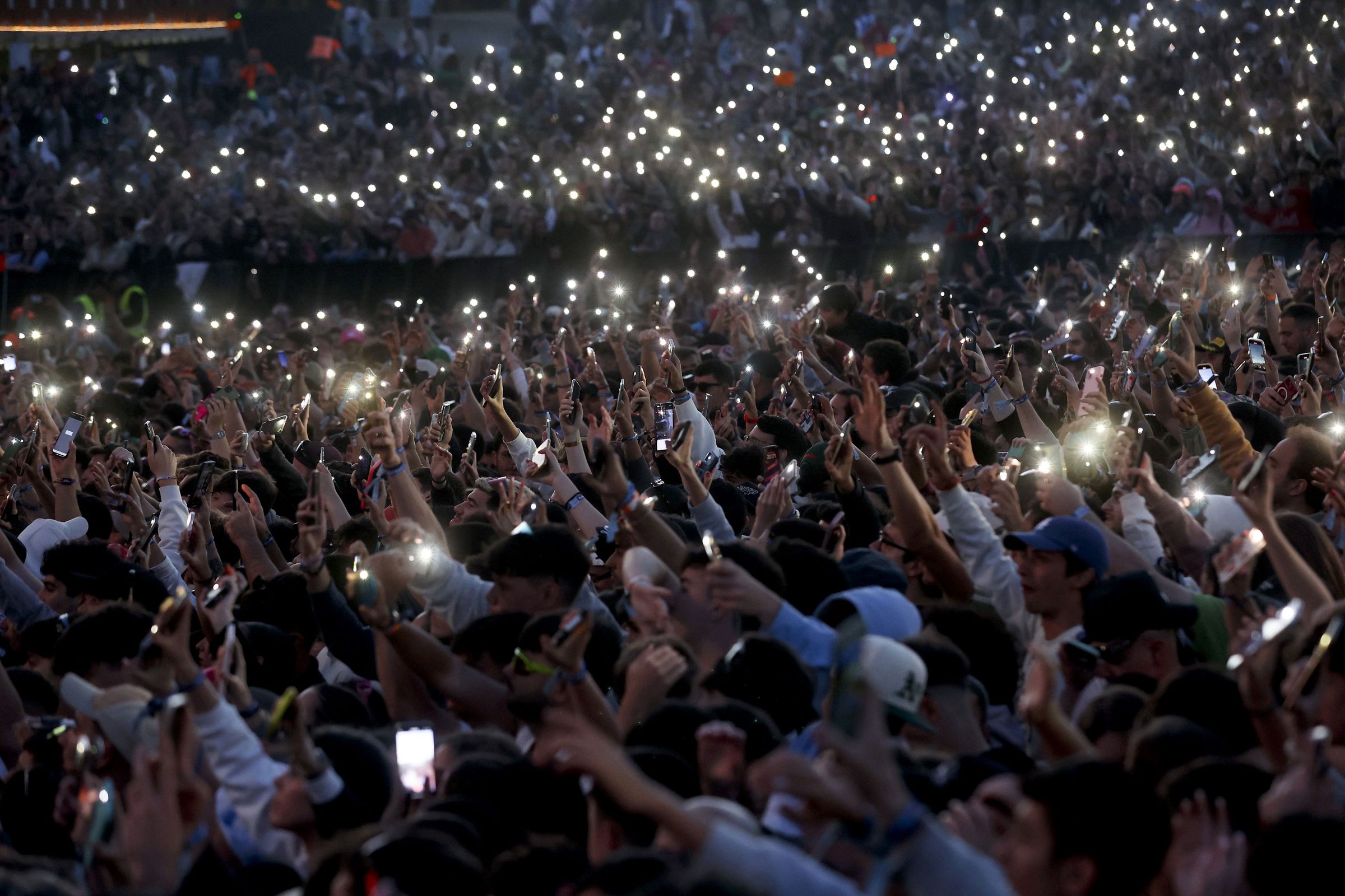 Miles de mbiles alumean o concerto de Melendi no festival O Son do Camio. 01/06/2024