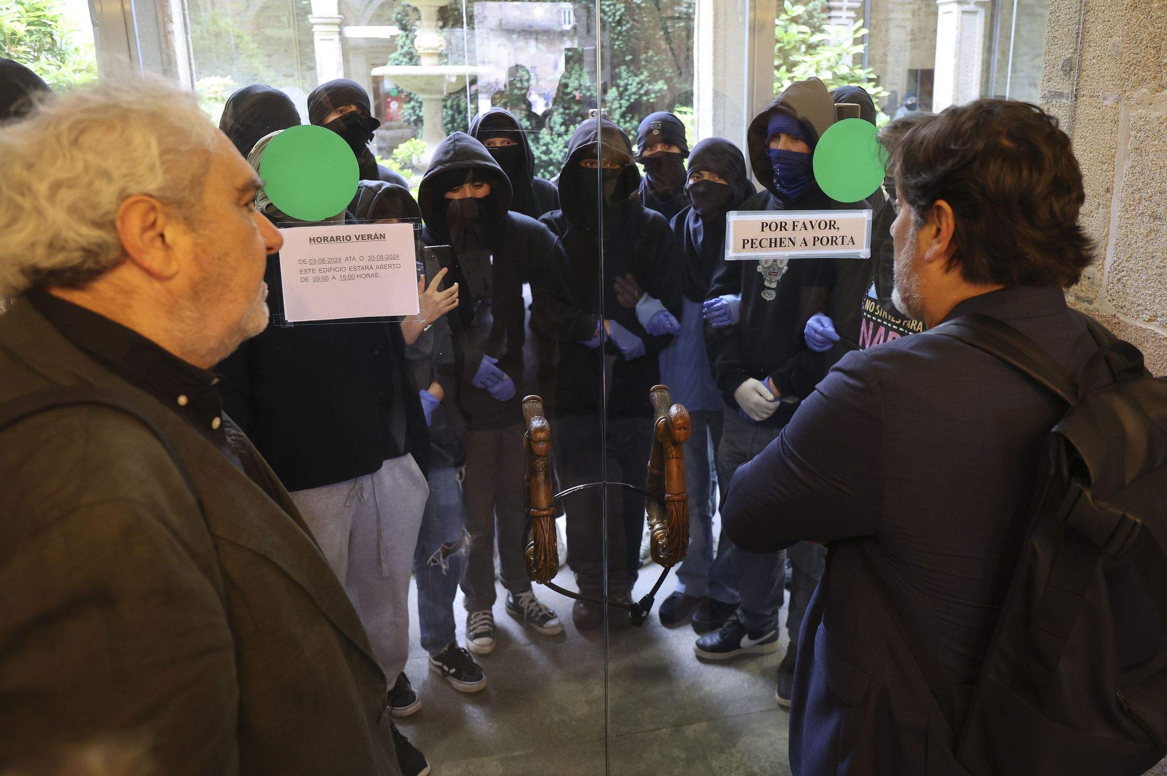 Encerrados por propalestina no rectorado da USC, impiden a entrada do xerente e dos traballadores aos seus postos de traballo. 11/06/2024
