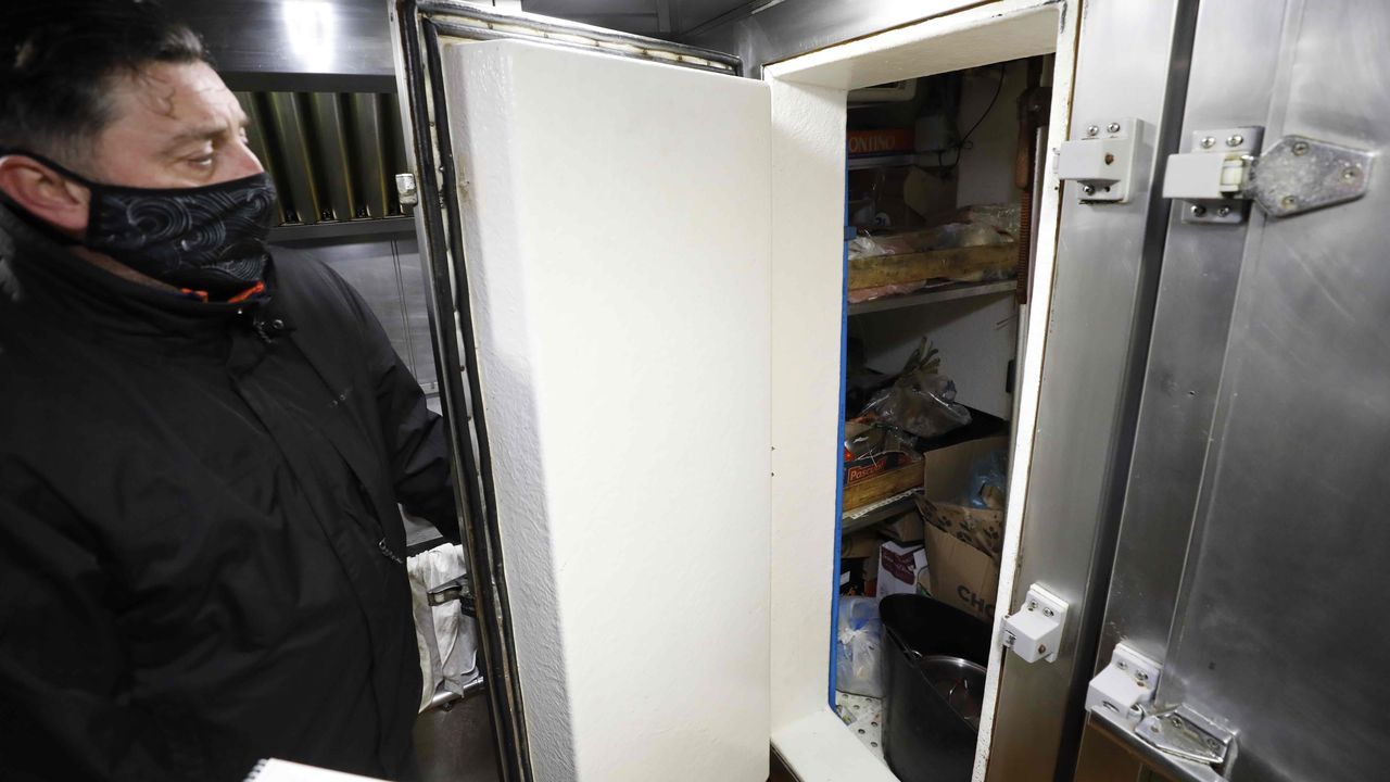 El armador muestra una nevera con alimentos