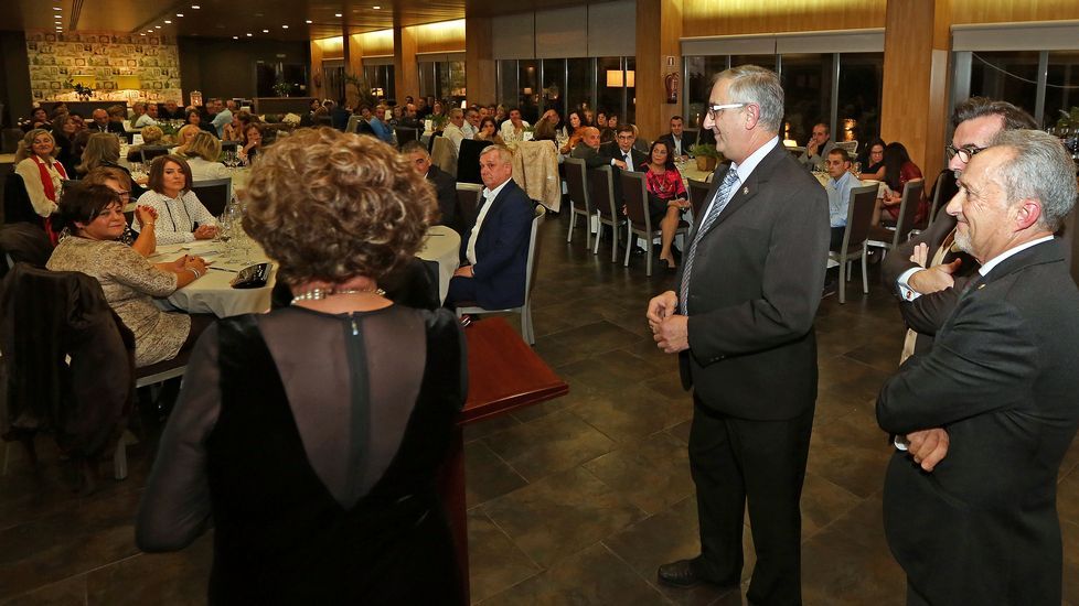 Homenaje al inspector jefe José Antonio Rilo en la cena benéfica de Renacer