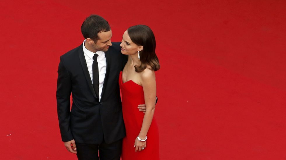 Natalia Portman, de Dior, con su marido Benjamin Millepied durante la alfombra roja