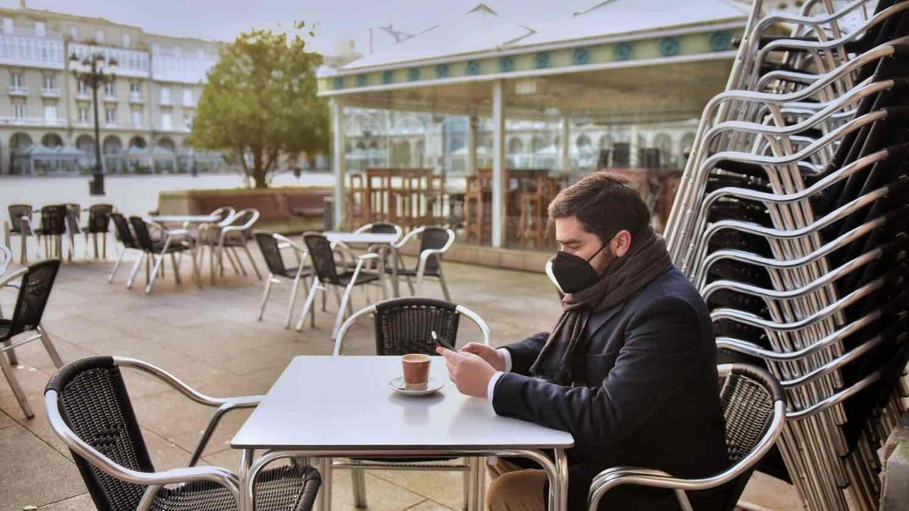Primeros clientes en una terraza de A Coruña