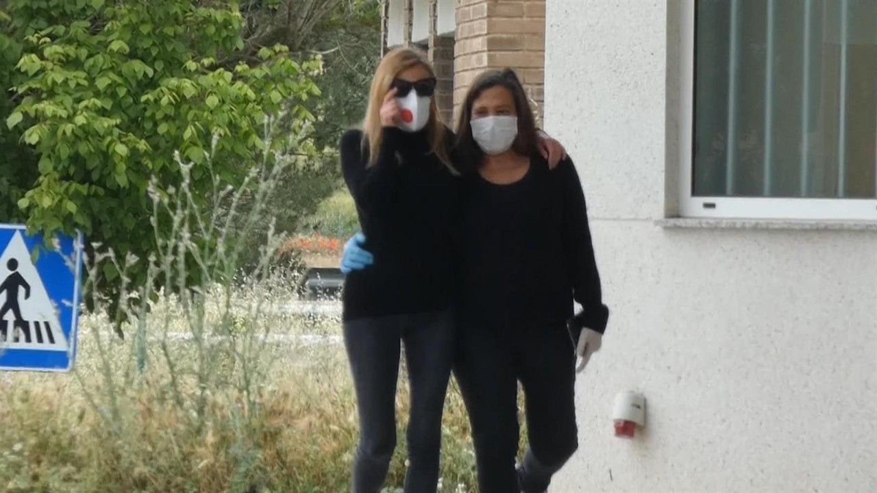 Ana Obregón junto a una de sus hermanas a su llegada a Madrid