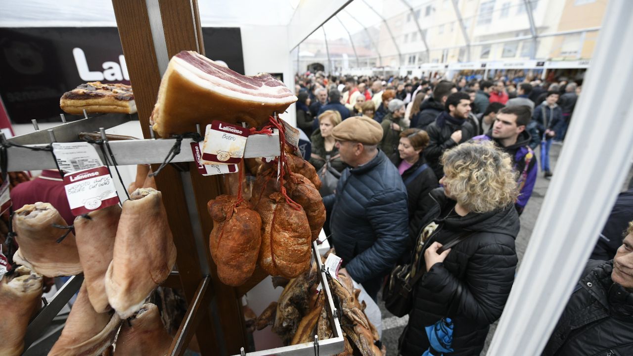 La Feira de Cocido convoca a miles de personas y ofrece numerosos productos gastronómicos
