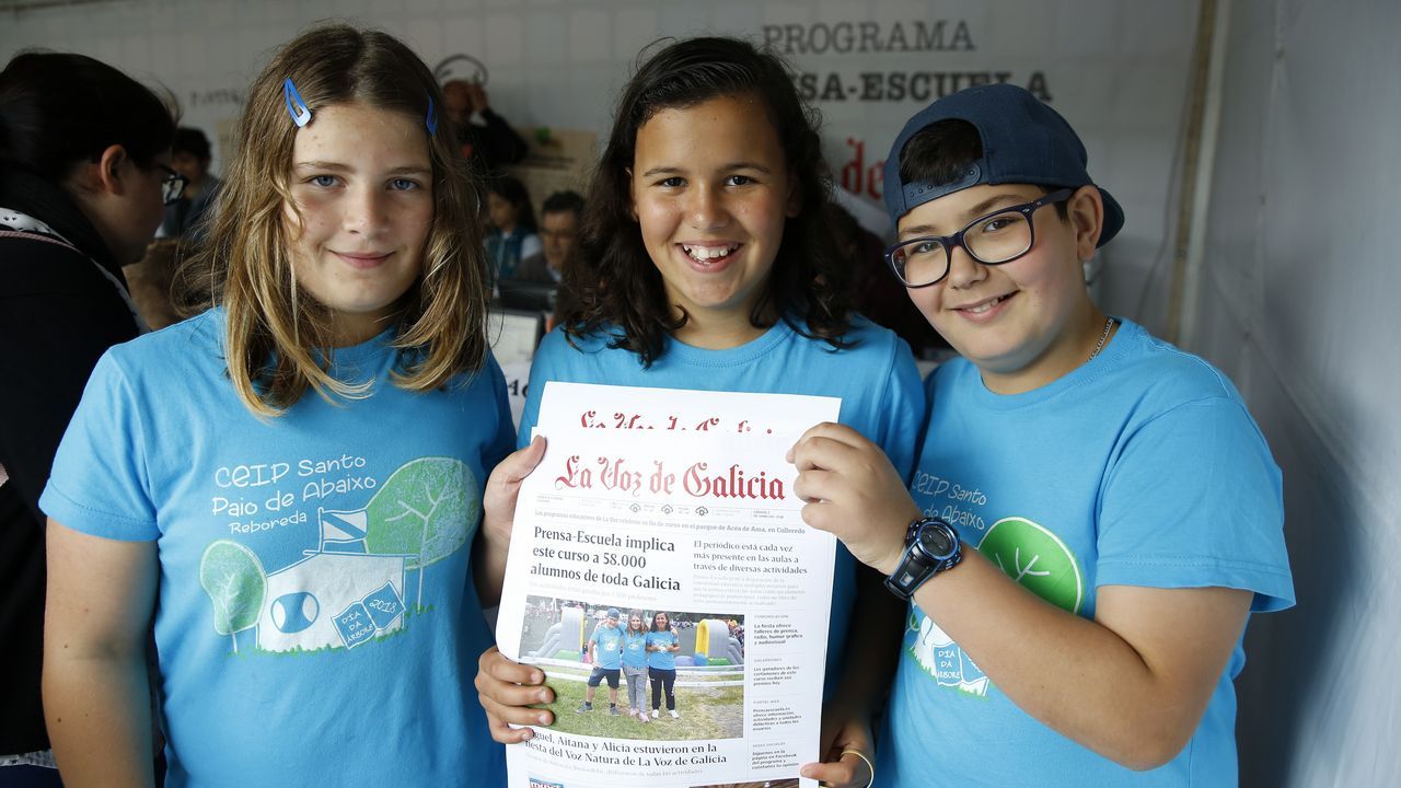 Xosé Luís Vilela Conde, director de La Voz de Galicia, entrega el Premio del concurso vídeos Na beira do río Sor al CEIP Francisco López Estrada (Mogor-Mañón. A Coruña). Recogen Pablo Sánchez González (coordinador y autor del vídeo), Alba Lage González y Sara Martínez Murias (alumnas)