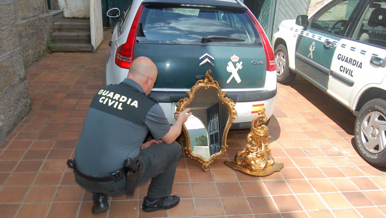 Un agente, ante el espejo y la repisa que se vieron en Facebook