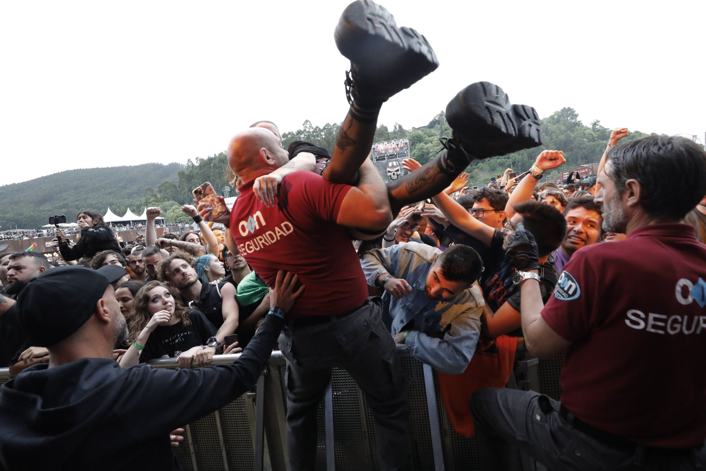 Un membro da seguridade devolve a unha moza ao pblico despois de que chegara ata o foso. 27/06/2024