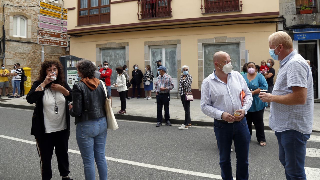 Protesta de los hosteleros por el cierre del municipio.Imagen de la protesta realizada en A Pobra el jueves