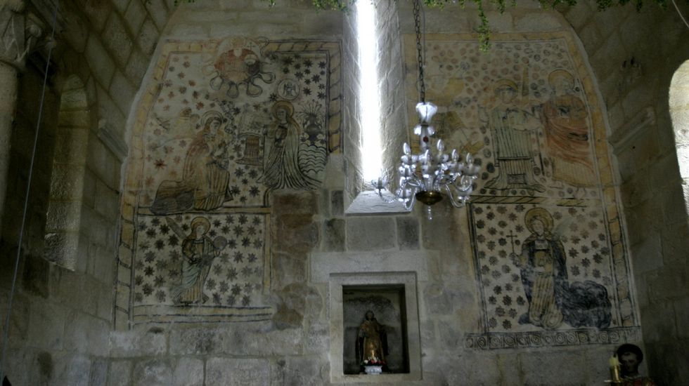 Pinturas en uno de los muros de la iglesia de Atán, en Pantón