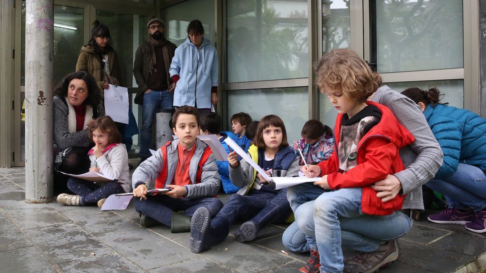 La lluvia no pudo con el puente.El Colegio de Arquitectos organizó un taller para niños en el Campus de Ourense
