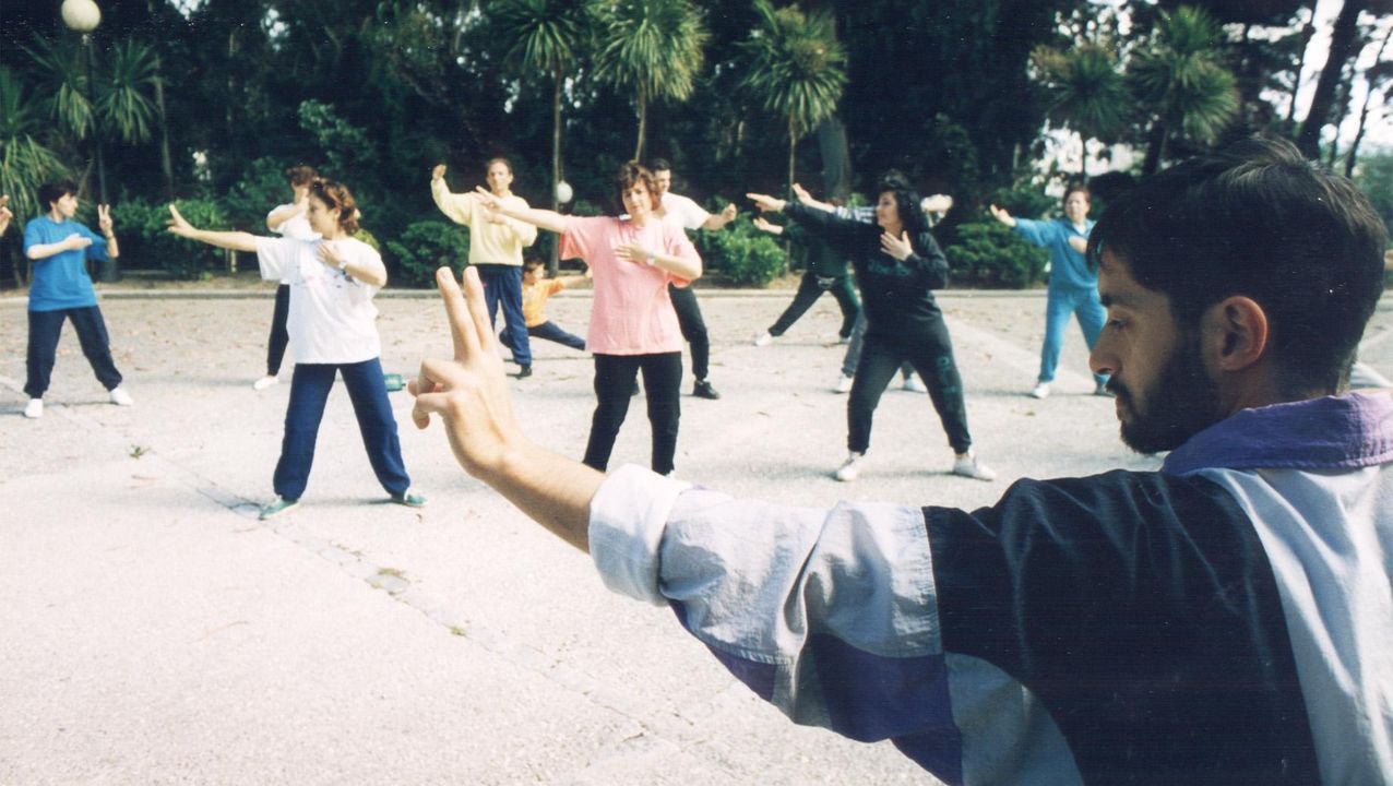 UN MONITOR ENSEÑA A SUS ALUMNOS LAS TECNICAS DEL TAICHI EN EL PARQUE DE SANTA MARGARITA DE A CORUÑA, EN 1995