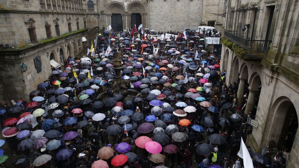 Cientos de paraguas en las inmediaciones de la catedral