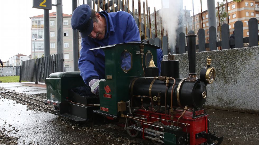La lluvia no pudo con el puente.En el parque ferroviario Carrileiros de Foula se celebró la Xuntanza de Trens