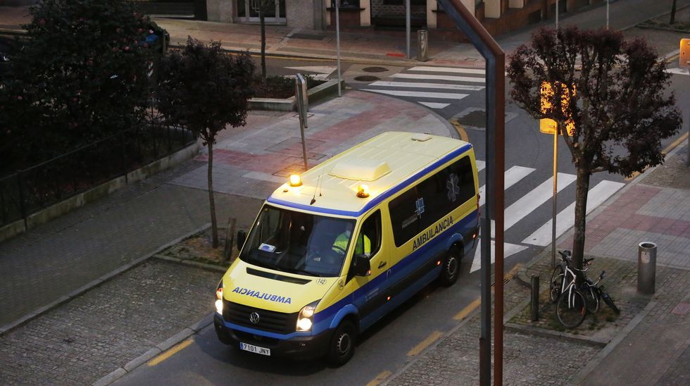 Aplausos a las ambulancias de los vecinos de San Antoniño