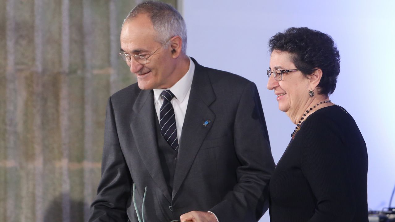 Antón Santamarina recolleu o premio de mans de Rosario Álvarez, presidenta do Consello da Cultura Galega