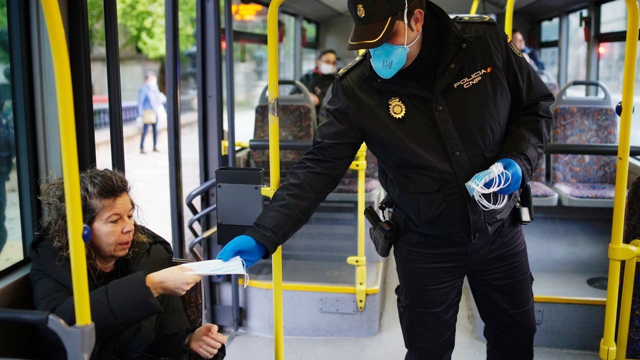 La Policía Nacional reparten mascarillas a usuarios del autobús en Ourense