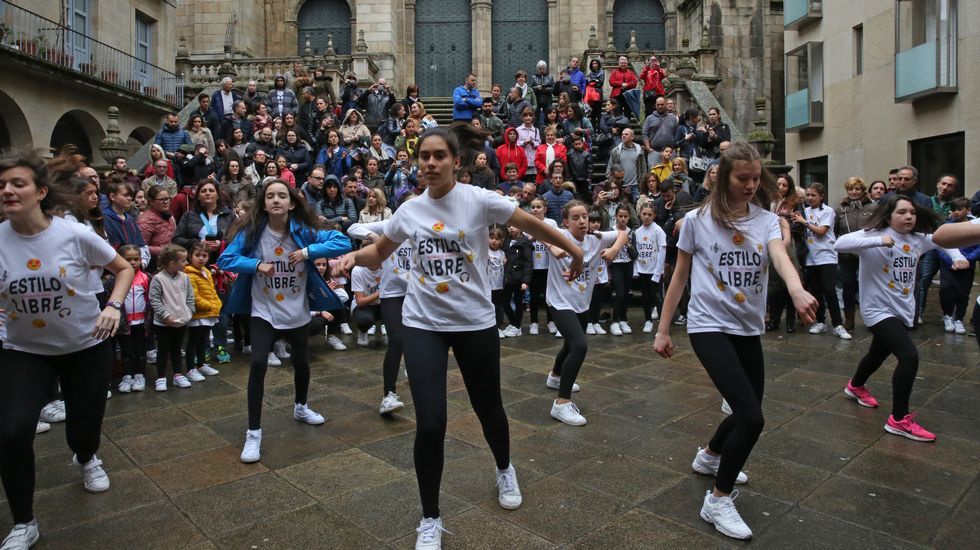 La lluvia no pudo con el puente.El Concello de Ourense canceló las actuaciones del Día de la Danza en la calle, pero algunas escuelas bailaron igual