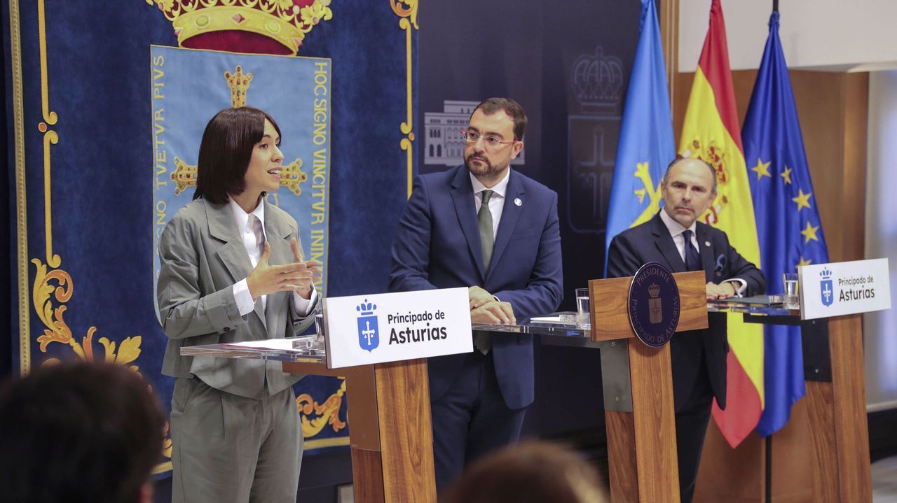 La ministra de Ciencia, Innovaci�n y Universidades, Diana Morant (i), el presidente del Principado, Adri�n Barb�n (c), y el rector de la Universidad de Oviedo, Ignacio Villaverde (d), tras la firma de un convenio para activar el Programa de Incorporaci�n de Talento Docente e Investigador en Asturias.