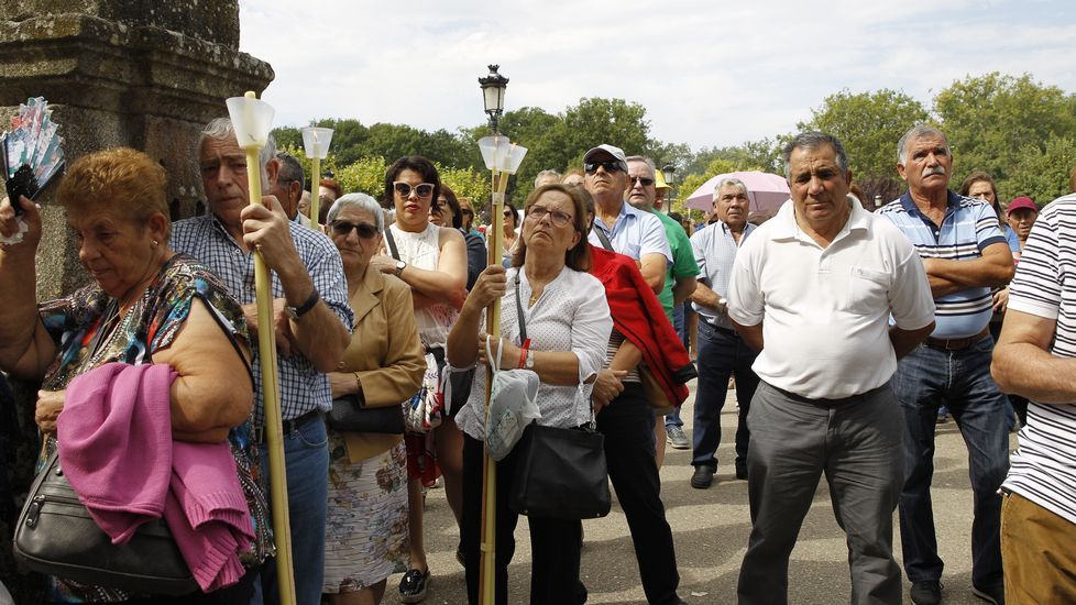 Multitudinaria procesión de Os Milagros en el santuario de Monte Medo en Baños de Molgas