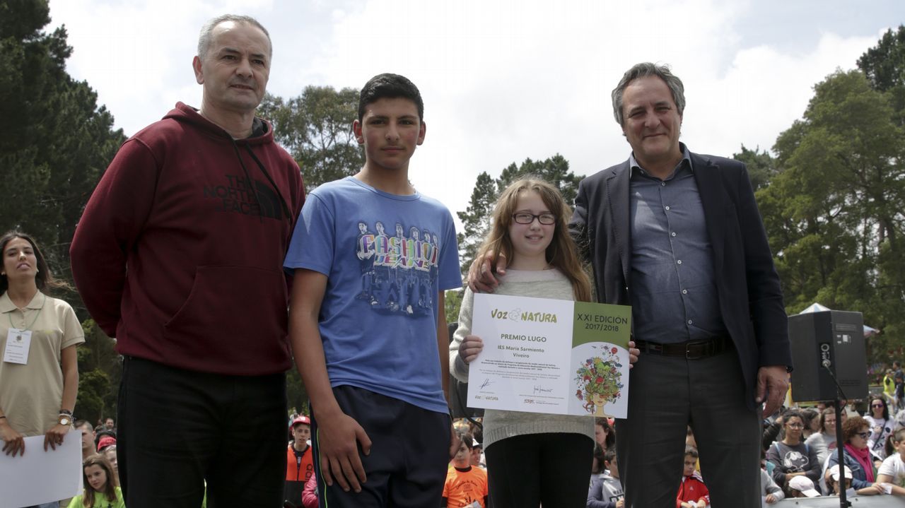 Jesús Maroño Cal, en representación de Alcoa San Ciprián, entrega el Premio Voz Natura, provincia de Lugo al IES María Sarmiento (Viveiro). Recogen Fran Basanta Barro (coordinador), Bruno Pereira Vidal y Belén Lorenzo Pérez (alumnos)