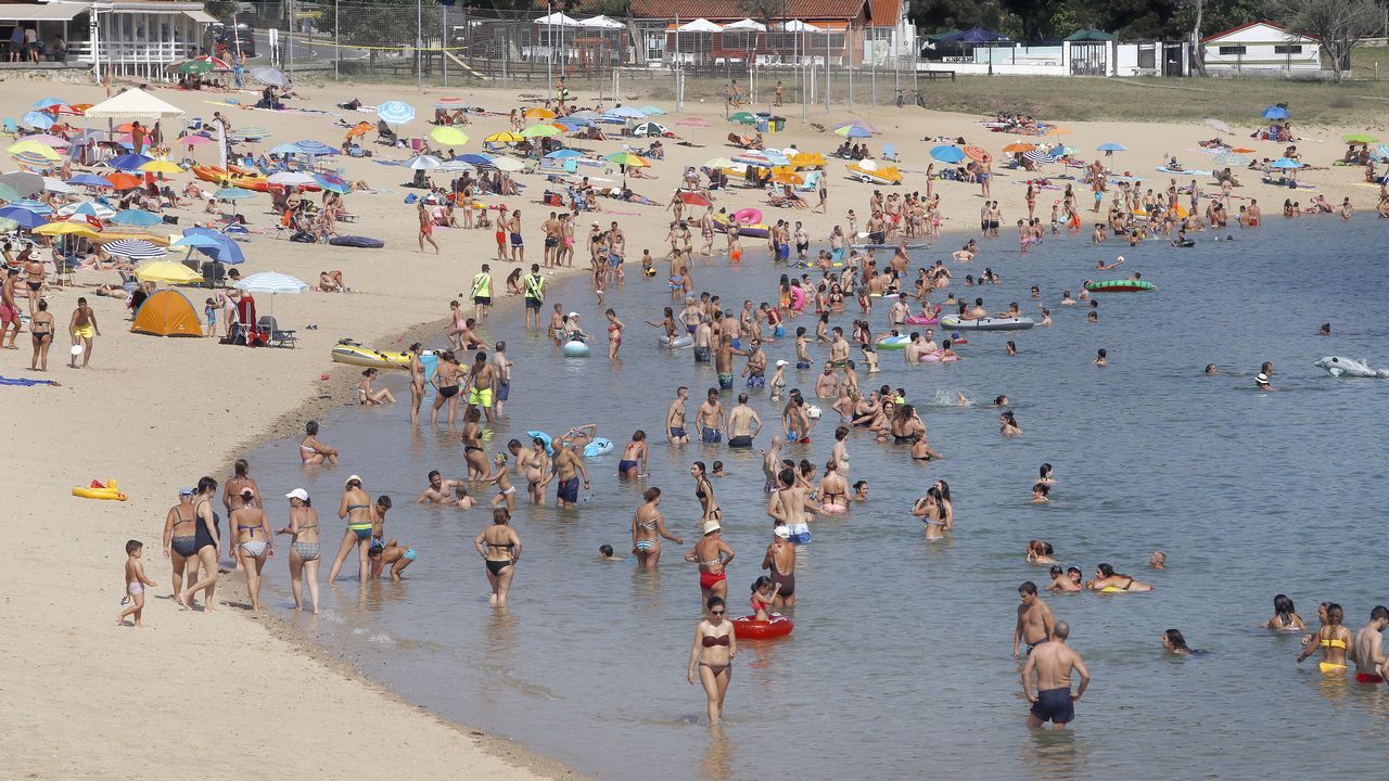 Poco hueco en el agua en la playa de Cabío, en A Pobra...
