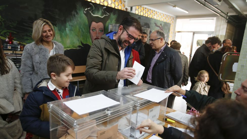 Ángel Mato, del PSOE votando en Ferrol.