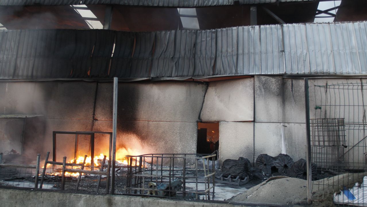 Así amaneció tras el incendio la fábrica de bolsas de papel de Narón