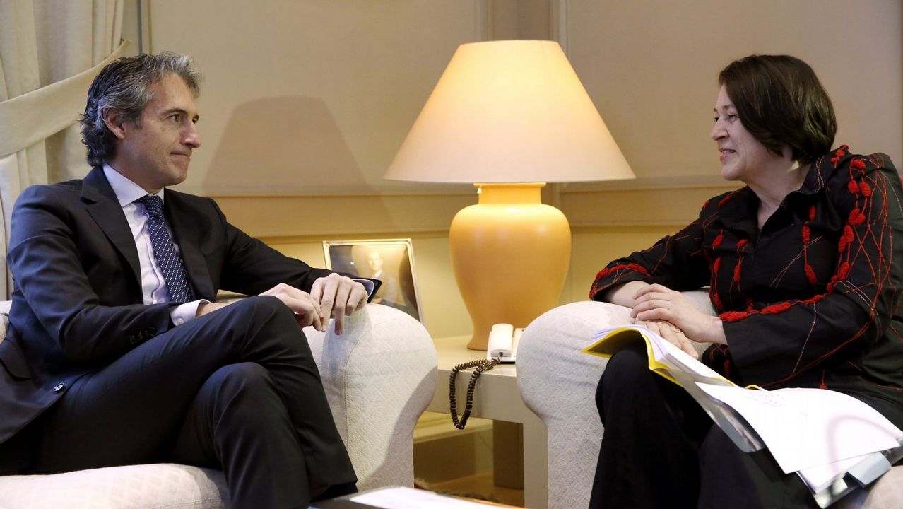 La comisaria Violeta Bulc, cuando se reunió con el anterior ministro de Fomento, Íñigo de la Serna. Fue entonces cuando anunció una auditoría sobre la seguridad ferroviaria española