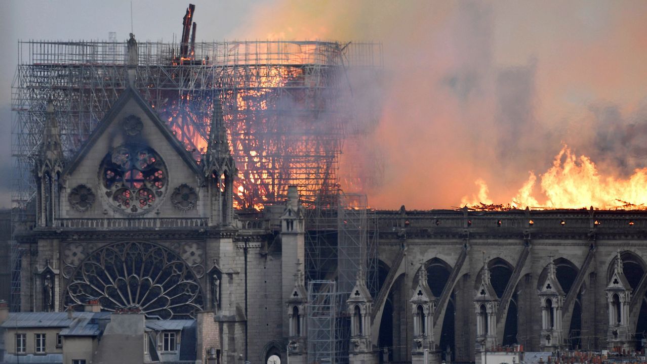 Unos bomberos dentro de la Catedral de Notre Dame