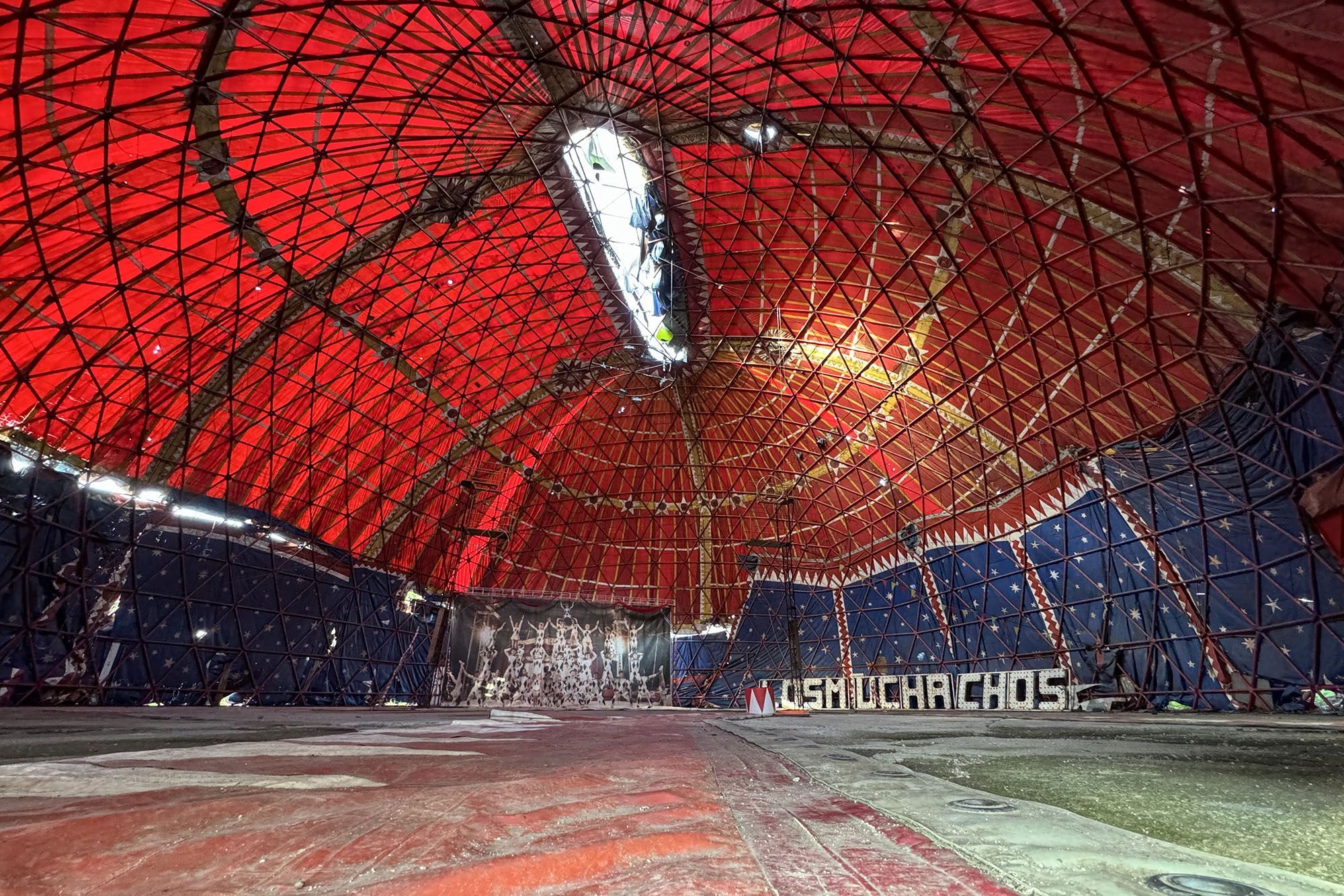 Imaxe da carpa do que un da foi a Cidade dos Muchachos. 09/05/2024