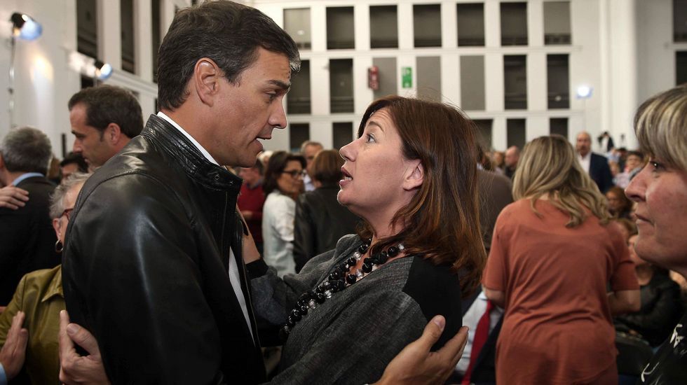 Mireia Chacón y Xavier Tápia, hermana y cuñado de Chacón, han cerrado el acto de homenaje del PSC a la socialista.