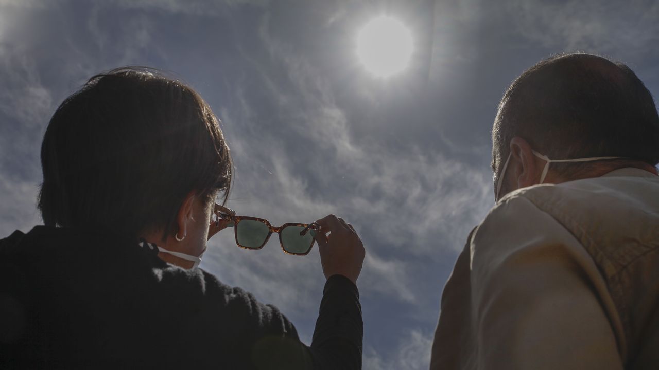 El eclipse a través de una protección para soldar en Lugo