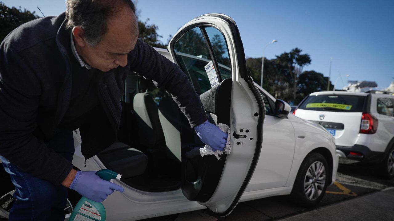 Un taxista limpiando su coche en A Coruña