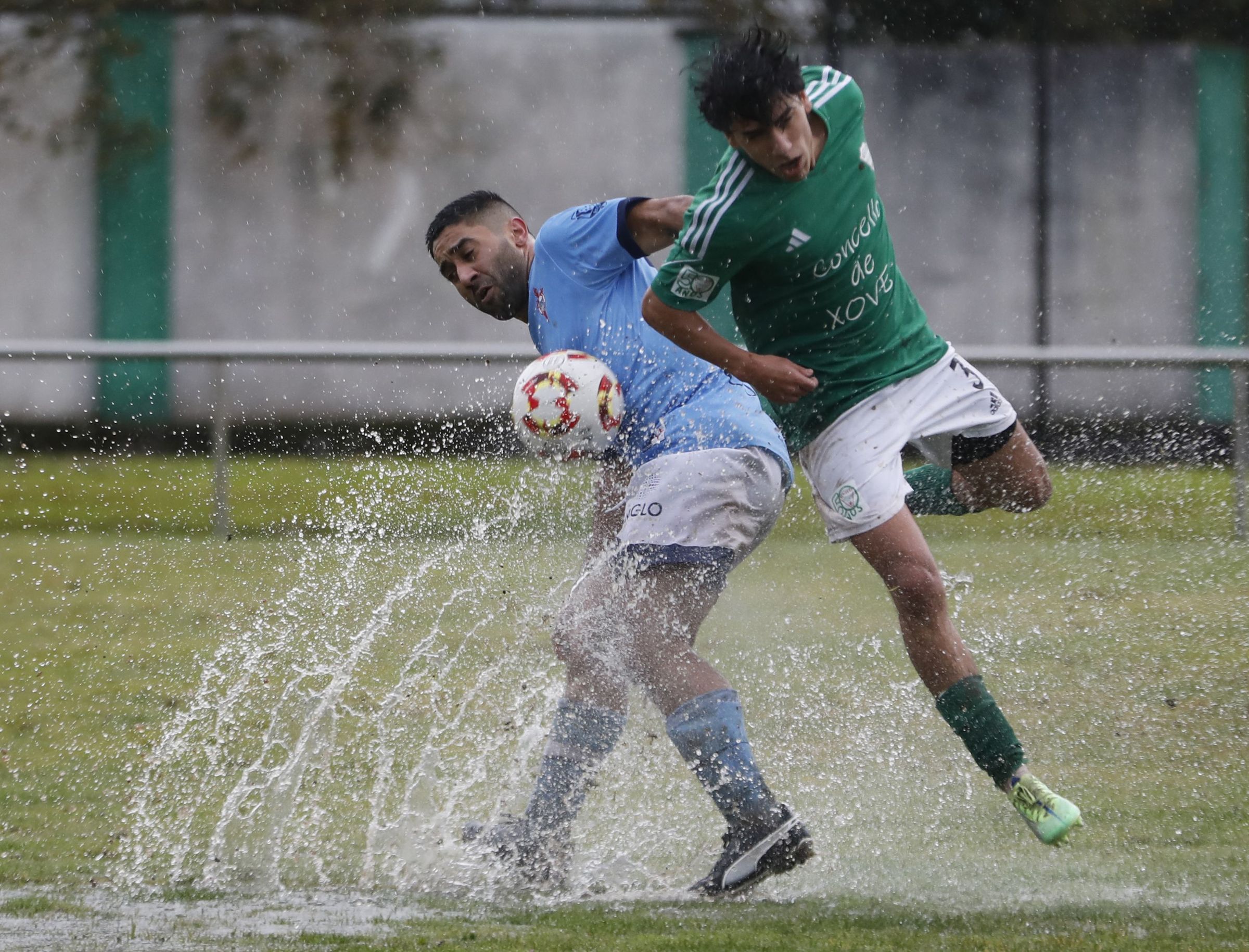 O campo de f�tbol municipal de Xove conv�rtese nunha aut�ntica piscina durante o encontro contra o San l�zaro. 19/01/2025