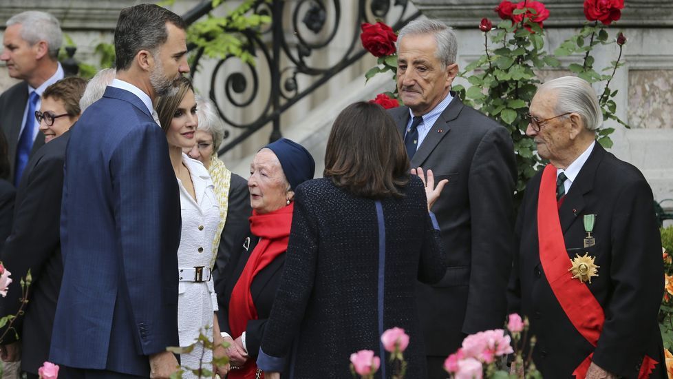 Los reyes charlan con algunos de los veteranos.