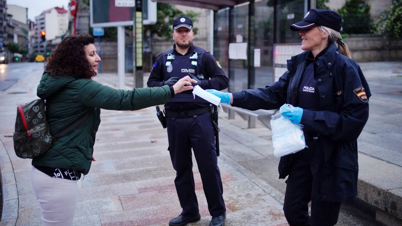 La Policía Nacional repartió mascarillas en la Alameda de Ourense
