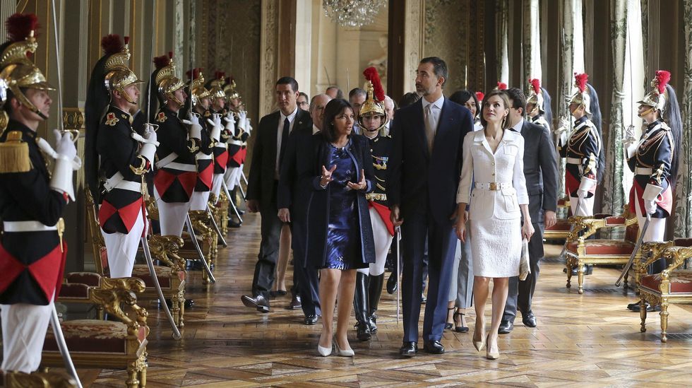 Visita de los reyes al ayuntamiento parisino.