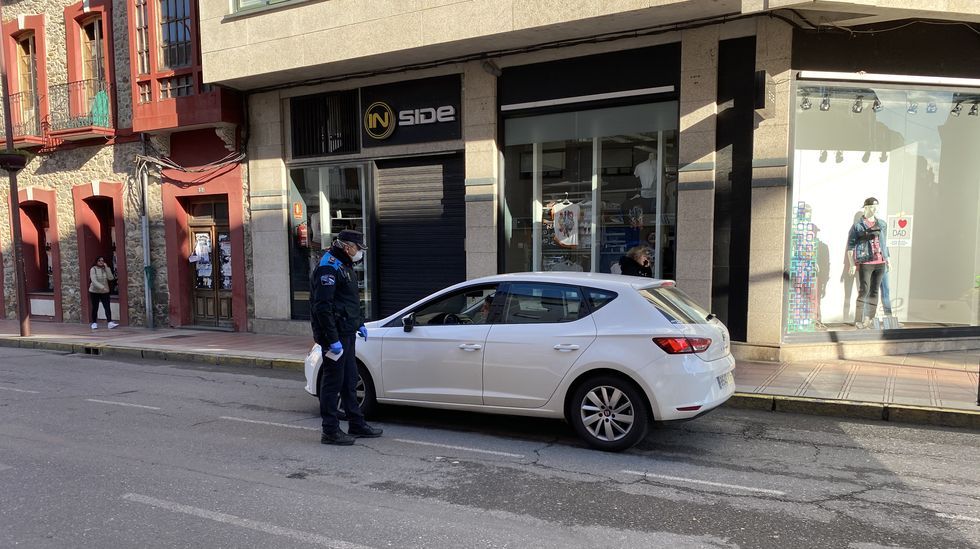 La Policía Local de O Barco para a todos los vehículos para preguntar a los conductores a donde van
