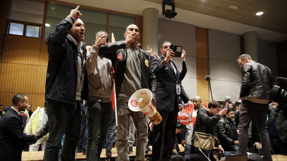 Manifestantes huyendo del lugar tras los incidentes