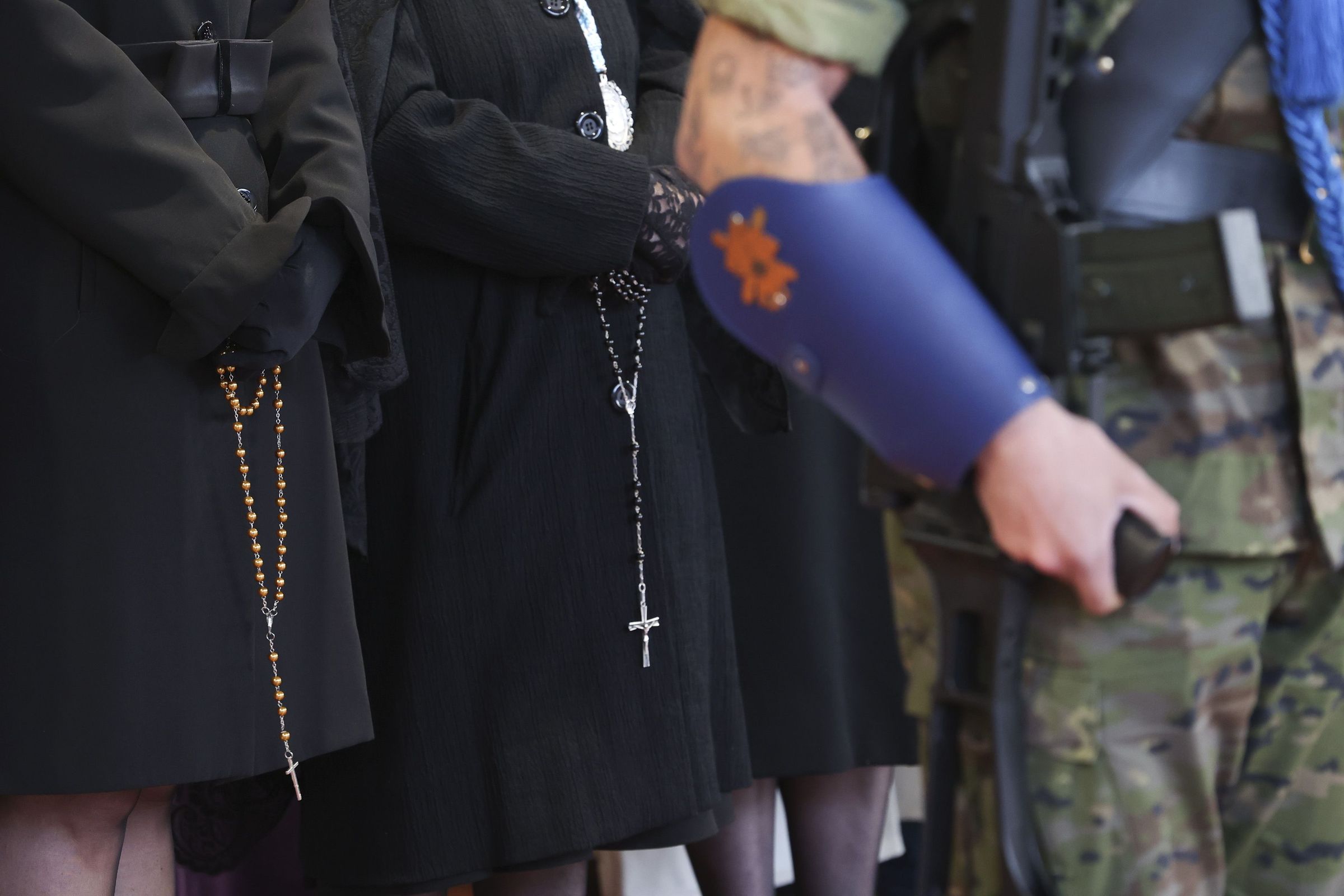 Rosarios no acto solemne da procesin dos Irmns celebrado no patio do colexio da Inmaculada a causa do mal tempo. 19/04/2025