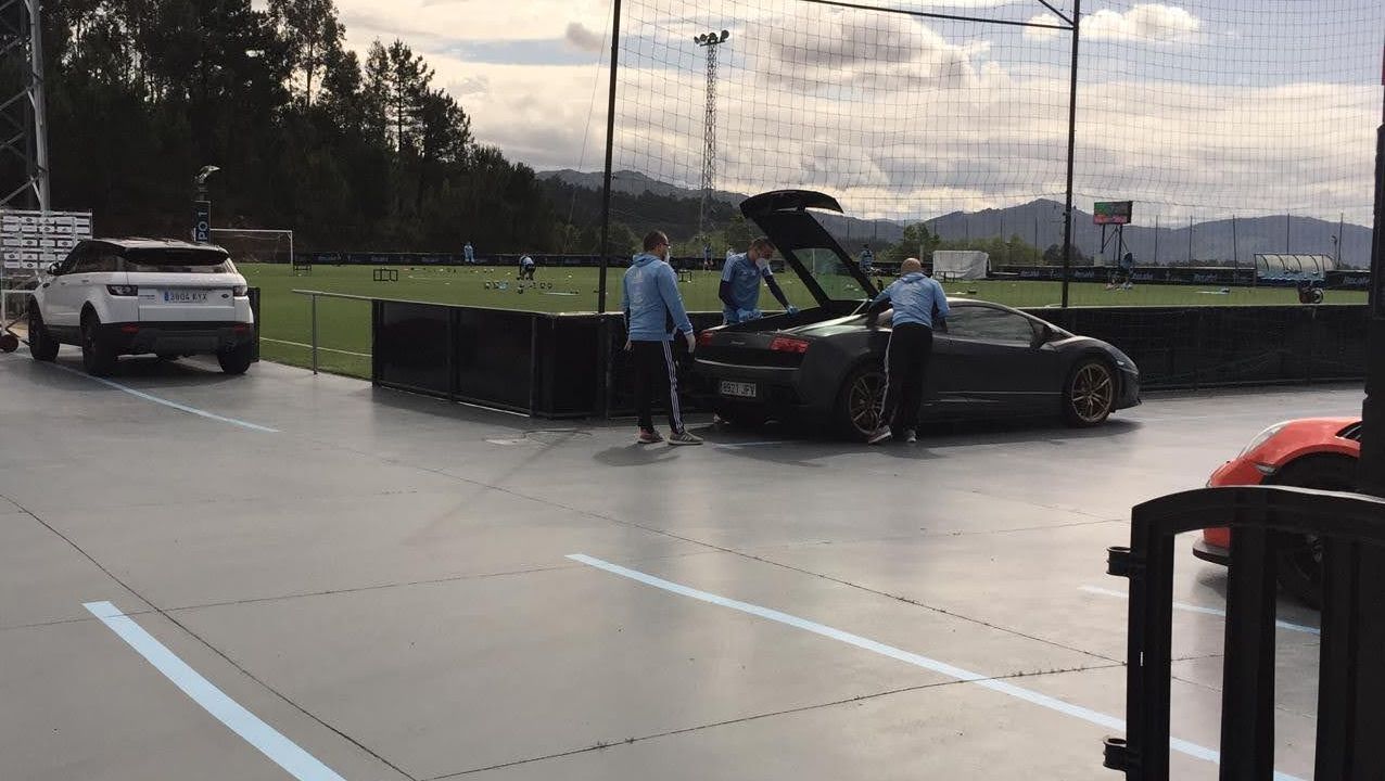 Uno de los jugadores del Celta, llegando a A Madroa a primera hora de esta mañana