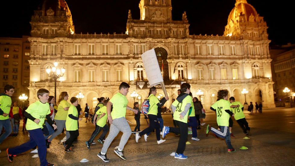 Niños del equipo de fútbol EIRIS entrenando en la plaza de María Pita para protestar por la falta de luz en su campo